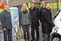 Strom marsch: Bürgermeister Thorsten Wozniak (rechts) schließt des erste E-Mobil an die neue Ladestation vor dem Geomaris an. Mit im Bild von links Geomaris-Betriebsleiter Wolfgang Schulz, ÜZ-Vertriebsmitarbeiterin Lisa Wahler, Vertriebs- und Beschaffungsleiter Robert Ruppenstein und geschäftsführender Vorstand Gerd Bock.