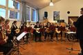 Unter der Leitung von Petra Breitenbach (rechts) haben die 15 Interpreten eine abwechslungsreich instrumentierte Musikreise geboten.