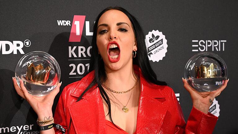 Die Sängerin Juju freut sich bei der Verleihung der 1live Krone 2019 in die Jahrhunderthalle über ihre Preise in den Kategorien 'Beste Single' und 'Beste Künstlerin'. Auch in Karlstadt ist ihre Single 'Vermissen' der am meisten gehörte Song.