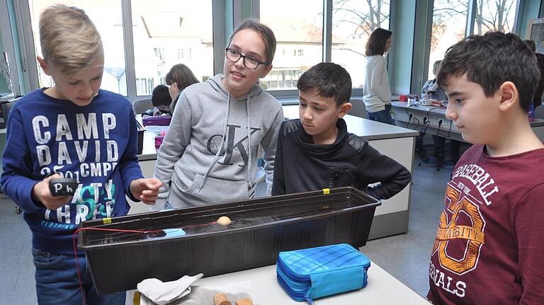 Beim Wettschimmen im Blumenkasten lernten die Schüler das Strömungsverhalten verschiedener Körper und Formen kennen. Beim Wettschimmen im Blumenkasten lernten die Schüler das Strömungsverhalten verschiedener Körper und Formen kennen.