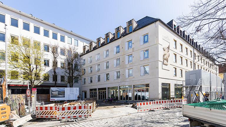 Die Baustelle am Paradeplatz in Würzburg. Hier eröffnen in wenigen Wochen das Motel One und die L'Osteria. Die Baustelle am Paradeplatz in Würzburg. Hier eröffnen in wenigen Wochen das Motel One und die L'Osteria. 