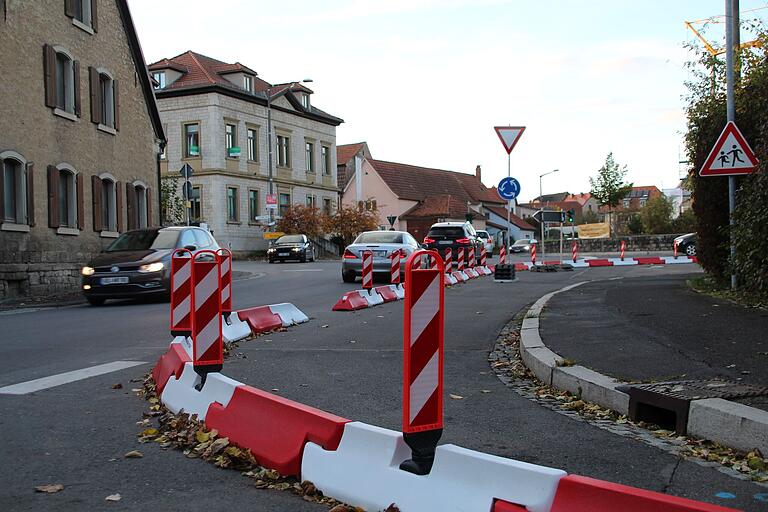 Der provisorische Mini-Kreisel besteht aus Fertigelementen, die für die Testphase auf der Kreuzung aufgebaut wurden. Der provisorische Mini-Kreisel besteht aus Fertigelementen, die für die Testphase auf der Kreuzung aufgebaut wurden.