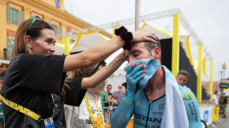Tour de France - 21. Etappe       -  Rad-Star Mark Cavendish umarmt seine Frau Peta Todd nach der finalen Etappe der 111. Tour de France.