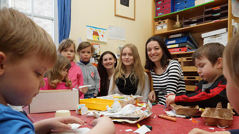 Dora Szabo-Földes, Ilze Hermane und Elene Magradze inmitten der Kindergartenkinder von St. Josef. Foto: Arkadius Guzy       -  Dora Szabo-Földes, Ilze Hermane und Elene Magradze inmitten der Kindergartenkinder von St. Josef. Foto: Arkadius Guzy