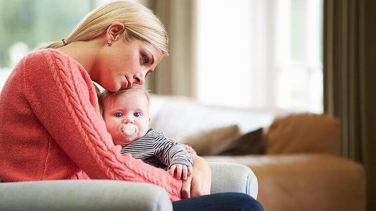Ungefähr 80 Prozent aller jungen Mütter leiden unter dem Babyblues, auch Heultage genannt. Von einer Wochenbett-Depression spricht man, wenn die Symptome mehr als zwei Wochen andauern. Ungefähr 80 Prozent aller jungen Mütter leiden unter dem Babyblues, auch Heultage genannt. Von einer Wochenbett-Depression spricht man, wenn die Symptome mehr als zwei Wochen andauern.
