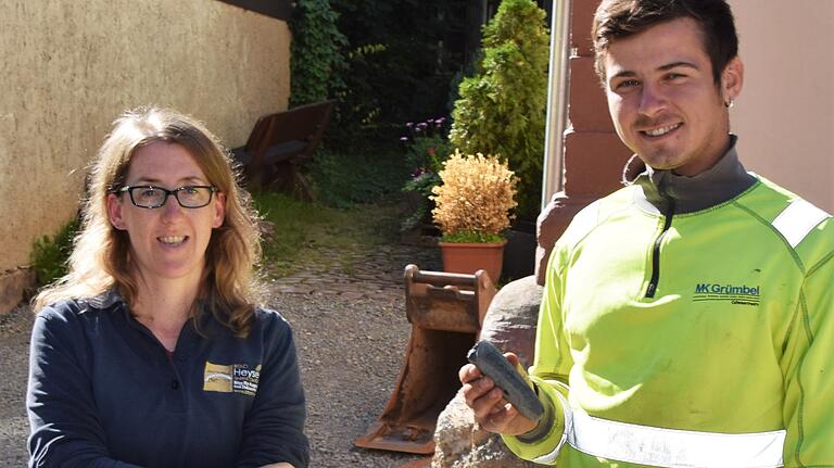 Onur Varli (rechts) hat bei den derzeit laufenden Kanalbauarbeiten in der Lohrer Fischergasse ein historisches Steinbeil gefunden, Expertin Melanie Maier (links) ordnet es der Jungsteinzeit zu. Onur Varli (rechts) hat bei den derzeit laufenden Kanalbauarbeiten in der Lohrer Fischergasse ein historisches Steinbeil gefunden, Expertin Melanie Maier (links) ordnet es der Jungsteinzeit zu.