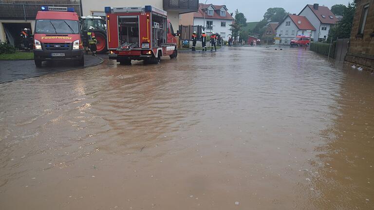 Überflutung der Bimbacher, Gerolzhöfer und Bereiche der Frankenwinheimer Straße in Schallfeld. Die Feuerwehr aus Stammheim ist zum Kellerauspumpen gekommen.