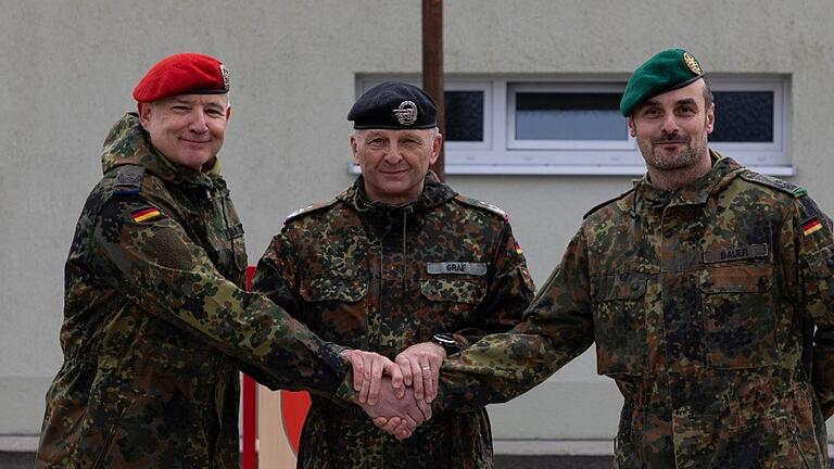 Oberst Robert Graf (Mitte), Leiter Bereich Übungen am Gefechtssimulationszentrum Heer in Wildflecken, hat einen neuen Teilbereichsleiter Übungsdurchführung. Oberstleutnant Patrick Bauer (rechts) tritt die Nachfolge von Oberstleutnant Peter Kaiser ... - Oberst Robert Graf (Mitte), Leiter Bereich Übungen am Gefechtssimulationszentrum Heer in Wildflecken, hat einen neuen Teilbereichsleiter Übungsdurchführung. Oberstleutnant Patrick Bauer (rechts) tritt die Nachfolge von Oberstleutnant Peter Kaiser (links) an. Oberst Robert Graf (Mitte), Leiter Bereich Übungen am Gefechtssimulationszentrum Heer in Wildflecken, hat einen neuen Teilbereichsleiter Übungsdurchführung. Oberstleutnant Patrick Bauer (rechts) tritt die Nachfolge von Oberstleutnant Peter Kaiser ... - Oberst Robert Graf (Mitte), Leiter Bereich Übungen am Gefechtssimulationszentrum Heer in Wildflecken, hat einen neuen Teilbereichsleiter Übungsdurchführung. Oberstleutnant Patrick Bauer (rechts) tritt die Nachfolge von Oberstleutnant Peter Kaiser (links) an.