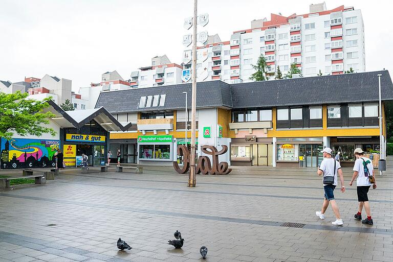 Am Place de Caen, dem zentralen Platz des H1, hatte die AfD mehrmals Wahlstände aufgebaut. Von hier aus spielte die Partei über Lautsprecher unter anderem Reden von Björn Höcke ab, die im gesamten Hochhauskomplex zu hören waren. Am Place de Caen, dem zentralen Platz des H1, hatte die AfD mehrmals Wahlstände aufgebaut. Von hier aus spielte die Partei über Lautsprecher unter anderem Reden von Björn Höcke ab, die im gesamten Hochhauskomplex zu hören waren. 