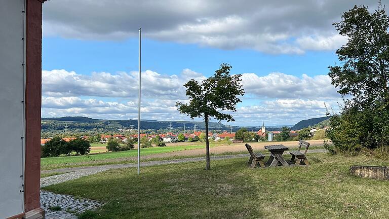 Der Picknickplatz in Stettfeld befindet sich direkt neben der Annakapelle. Der Picknickplatz in Stettfeld befindet sich direkt neben der Annakapelle. 