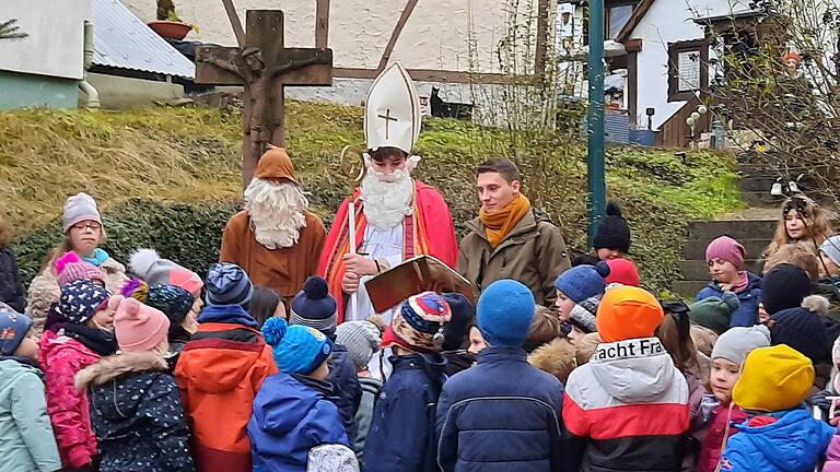 Der Nikolaus da, wo er sich am wohlsten fühlt: mitten in der Kinderschar.