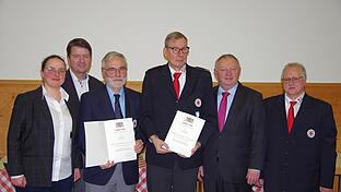Staatliche Auszeichnung mit Ehrenzeichen am Bande – auf dem Bild sind zu sehen (von links): Dorothea Deeg, Mdl Sandro Kirchner, Dr. Ralph Brath, Mike Must, Landrat Thomas Bold und Kreisbereichsleiter Burkard Kuhn.       -  Staatliche Auszeichnung mit Ehrenzeichen am Bande – auf dem Bild sind zu sehen (von links): Dorothea Deeg, Mdl Sandro Kirchner, Dr. Ralph Brath, Mike Must, Landrat Thomas Bold und Kreisbereichsleiter Burkard Kuhn.
