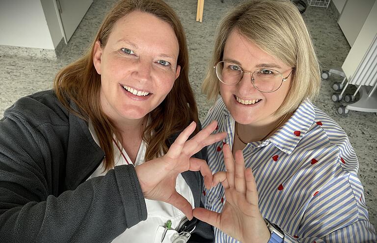 Ein Herz für die Frauen – und auch für die Männer: Nicole Dunkelberg und Carolin Dietz lieben ihre Arbeit als Hebamme und möchten zugleich darauf verweisen, dass sie eine 'Handarbeit' bleibt, auch wenn man den Beruf mittlerweile nur noch mit einem Studium erlernen darf. Ein Herz für die Frauen – und auch für die Männer: Nicole Dunkelberg und Carolin Dietz lieben ihre Arbeit als Hebamme und möchten zugleich darauf verweisen, dass sie eine 'Handarbeit' bleibt, auch wenn man den Beruf mittlerweile nur noch mit einem Studium erlernen darf.