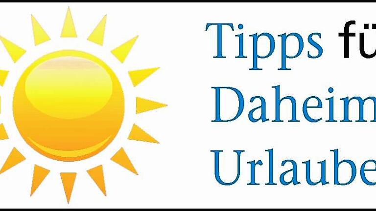 Marktbreit: Postkarten-Kulisse mit spannender Geschichte       -  &bdquo;Sommertipps für Daheim-Urlauber&ldquo; &ndash; so heißt unsere Serie, die während der Ferien Anregungen für interessante Ausflüge in der Region geben möchte. Unser Tipp richtet sich diesmal auch an Urlaubs-Heimkehrer. Falls Sie auf der Autobahn A 7 im Stau stecken sollten: Nehmen Sie die Ausfahrt &bdquo;Marktbreit&ldquo; &ndash; das Städtchen an der südlichsten Spitze des Maindreiecks hat eine spannende Geschichte und einen malerischen Ortskern, in dem es einiges zu entdecken gibt.    Das über dem Breitbach aufragende Malerwinkelhaus, das imposante Rathaus, das &bdquo;Seinsheimer Schloss&ldquo;: Die markantesten Sehenswürdigkeiten Marktbreits dürften vielen bekannt sein &ndash; zumindest von Postkarten, Bildern oder einem Spaziergang durch das Städtchen. Aber: Welche Bedeutung hatte der Ort, der heute mit seinem Ortsteil Gnodstadt auf knapp 4000 Einwohner kommt, in der Vergangenheit, und welche Geschichte haben die imposanten Handelshäuser? Eine Führung offenbart Hintergründe und Details, die einem beim reinen Schlendern durch den Stadtkern wohl entgehen würden.  Das Angebot ist vielfältig: Besucher können zwischen zehn verschiedenen Führungen wählen, die unterschiedliche Themenschwerpunkte haben und sich an verschiedene Zielgruppen wenden. &bdquo;Die Führung 'Dr. Alois Alzheimer &ndash; ein Marktbreiter wird berühmt&lsquo; ist vor allem bei internationalen Gästen und beim Fachpublikum beliebt, zum Beispiel bei Personen, die in der Demenzbetreuung oder im Altenheim arbeiten&ldquo;, erklärt Eva Castell, Leiterin der Tourist-Information. Der berühmte Neurologe wurde 1864 in Marktbreit geboren und verbrachte dort die ersten zehn Lebensjahre. In seinem Geburtshaus im Biedermeier-Stil sind in einem Gedenkraum verschiedene Utensilien ausgestellt, die von seiner Arbeit als Nervenarzt zeugen. &bdquo;Alzheimer promovierte zur Ohrenschmalzdrüse&ldquo;, sagt Castell und lacht. &bdquo;Die Krankheit, deren Ursprung er anhand einer 51-jährigen Patientin entdeckte und dokumentierte, wurde erst nach seinem Tod nach ihm benannt.&ldquo;  Wer mindestens 90 Minuten Zeit mitbringt und Interesse an der Geschichte Marktbreit als Handelsstadt hat, dem empfiehlt Castell die &bdquo;Klassiker&ldquo;-Führung. Sie beginnt am Mainparkplatz, dem südlichsten Punkt des Maindreiecks, wo der &bdquo;Alte Kranen&ldquo; steht. Anhand des historischen Tret-radkrans kann man nachvollziehen, wie in der Vergangenheit Güter ver- und entladen wurden. Vor allem Gewürze, Kaffee, Heringe in Fässern sowie Holz aus den Haßbergen sollen von Marktbreit aus in Richtung Süden transportiert worden sein.  Im Inneren des Kranen sorgten Tagelöhner dafür, dass die Güter mit Hilfe einer schweren Kette auf Schiffe verladen werden konnten. &bdquo;Um die Kette zu bewegen, sind die Tagelöhner in Rädern gelaufen, die wie riesige Hamsterräder aussahen&ldquo;, so Castell. Der Kranen beschleunigte den Warenumschlag erheblich und war und ist Symbol für den damaligen schwungvollen Handel in der Region.  Deutschlandweit gibt es nur drei weitere solcher Exemplare: in Würzburg, Andernach und Trier. &bdquo;Marktbreit war, bedingt durch seine geografische Lage, im 18. Jahrhundert ein bedeutender Handelsort und einer der wichtigsten Binnenhäfen im deutschen Raum&ldquo;, betont Castell. &bdquo;Nicht umsonst sprach man damals von 'Würzburg bei Marktbreit&lsquo;&ldquo;.  Der Aufbau des Eisenbahnnetzes führte dazu, dass weniger Waren auf dem Main transportiert wurden &ndash; wodurch auch die Bedeutung von Marktbreit als Umschlagplatz abnahm. Bis 1899 war der Kranen in Betrieb, seitdem ist er ein Industriedenkmal und eines der Wahrzeichen der Stadt. Neben den klassischen Wahrzeichen wie dem romantischen Malerwinkelhaus und dem Renaissance-Rathaus, die vor allem in ihrer Kombination seit jeher Maler und Fotografen begeistern, werden die Besucher der Stadtführung auch auf Details aufmerksam gemacht. So zum Beispiel auf den neugierigen &bdquo;Lauscher&ldquo;, eine Bronzeskulptur, die &ndash; in eindeutiger Pose, mit der Hand hinter dem Ohr &ndash; am Rathaus direkt unter dem Büro des Bürgermeisters zu finden ist.  Den Mittelpunkt Marktbreits bildet das &bdquo;Seinsheimer Schloss&ldquo;, das 1994 umfassend renoviert wurde. Die evangelische Kirche St. Nikolai in unmittelbarer Nachbarschaft des Schlosses ist ebenfalls fester Anlaufpunkt einiger Führungen. In ihrem Inneren überraschen 60 Bilder die Besucher &ndash; von der Entstehung der Welt bis zur Leidensgeschichte Jesu. Diese sogenannte &bdquo;Armenbibel&ldquo; sollte im 18. Jahrhundert armen Menschen und Analphabeten das Testament näherbringen.  Bei Touristen sei Marktbreit sehr beliebt, so Eva Castell. Durch die Lage am Main-Radweg würden sehr viele Radtouristen das Städtchen besichtigen; außerdem sei es auch für Tagungstouristen interessant. Diese sind laut Castell oft im Ringhotel &bdquo;Löwen&ldquo; untergebracht. Das Haus mit typisch fränkischem Zierfachwerk gilt als das zweitälteste Gasthaus Bayerns &ndash; es wurde bereits 1382 als Herbergsbetrieb urkundlich erwähnt. Prominenten Besuch hatte das Hotel im 19. Jahrhundert: König Ludwig I. von Bayern soll dort zu Gast gewesen sein.  &bdquo;Wir haben seit einiger Zeit auch vermehrt Gäste aus dem Ausland&ldquo;, so Castell. Vor allem Holländer und Gäste aus dem englischsprachigen Raum kämen nach Marktbreit. &bdquo;Der Wohnmobilstellplatz, der Anfang 2015 eröffnet wurde, zieht neue Gäste an&ldquo;, ist Castell überzeugt.  Man muss übrigens nicht auf der Autobahn im Stau feststecken, um einen Abstecher nach Marktbreit zu machen. Die Stadt ist auch bequem mit der Bahn zu erreichen &ndash; außerdem auf dem Wasserweg. Besucher aus dem näheren Umland können ihren Ausflug mit einer Schiffstour verbinden. Wer möchte, besteigt in Kitzingen die &bdquo;Neptun&ldquo; &ndash; und geht knapp eineinhalb Stunden später in Marktbreit an Land.