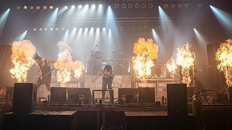 (huGO-ID: 21948615) Würzburg, Posthalle, Africa Festival, Nacy Vieira FOTO ObermeierJede Menge Konzerte finden in der Posthalle statt: Hier das spektakuläre Feuerwerk bei &bdquo;Stahlzeit&ldquo;.