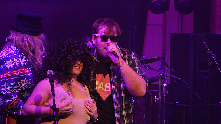 Michael Jäger, Frontmann der Frank Drabin Band, Arm in Arm mit Laura Müller, der Freundin von Michael Wendler.