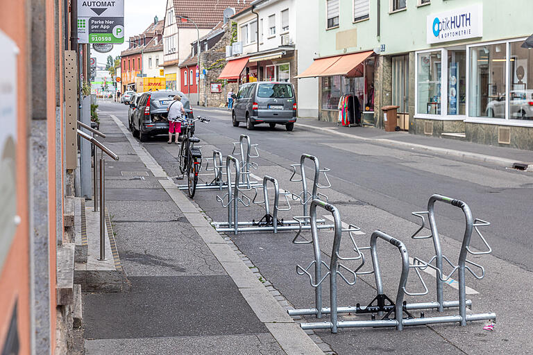 Vor der St. Georgs-Apotheke im Stadtteil Heidingsfeld wurden im August Fahrradstellplätze montiert, für die vier Parkplätze weichen mussten. Die Gewerbetreibenden wurden zuvor nicht informiert. Vor der St. Georgs-Apotheke im Stadtteil Heidingsfeld wurden im August Fahrradstellplätze montiert, für die vier Parkplätze weichen mussten. Die Gewerbetreibenden wurden zuvor nicht informiert.