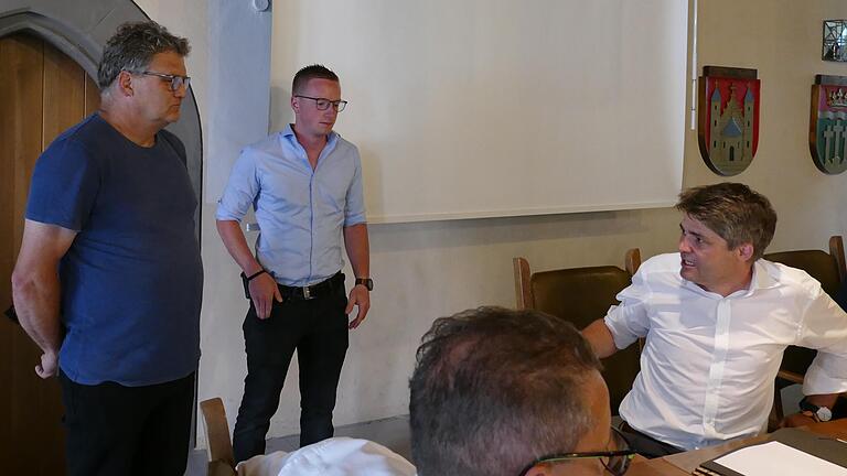 Während der Wasserzweckverbandssitzung Mellrichstädter Gruppe wurde der neue Mitarbeiter Ralf Diemer offiziell vom Verbandsvorsitzenden Michael Kraus vorgestellt. Mit im Bild Betriebsleiter und Wassermeister Julian Dytrt Während der Wasserzweckverbandssitzung Mellrichstädter Gruppe wurde der neue Mitarbeiter Ralf Diemer offiziell vom Verbandsvorsitzenden Michael Kraus vorgestellt. Mit im Bild Betriebsleiter und Wassermeister Julian Dytrt