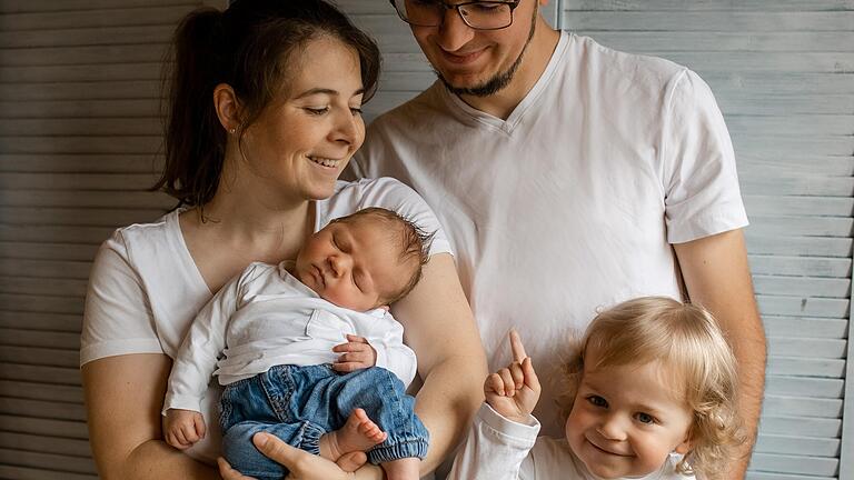 Jona Martin ist der ganze Stolz von Hanna und Kevin Martin sowie vom zweijährigen Theo. Jona Martin ist der ganze Stolz von Hanna und Kevin Martin sowie vom zweijährigen Theo. 