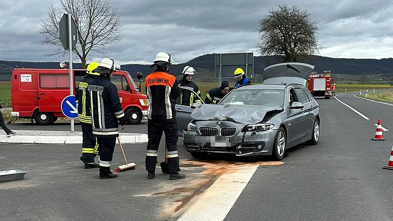 Nicht mehr fahrbereit war der vorfahrtsberechtigte BMW nach dem Zusammenstoß auf der Kreuzung.