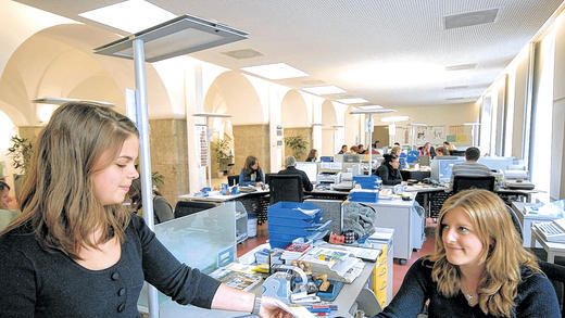 Elektronisches Bürgerbüro: Die im Jahr 2008 eröffnete zentrale Anlaufstelle im Rathaus läuft künftig ohne Datenhilfe von Arvato. Elektronisches Bürgerbüro: Die im Jahr 2008 eröffnete zentrale Anlaufstelle im Rathaus läuft künftig ohne Datenhilfe von Arvato.