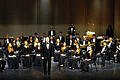 Amerikanisches High-School-Orchester in Heustreu       -  (new) Der Musik- und Heimatverein Heustreu 1970 hat vom 30. März bis 3. April 40 jugendliche Amerikaner von der Bishop Ireton High School in Alexandria bei Washington DC zu Gast. Die Einladung beruht auf einer internationalen Begegnungsmaßnahme &bdquo;Hands across the sea&ldquo;. Bereits zum dritten Mal nach 2008 und 2009 besuchen die jungen Musiker den Musikverein Heustreu. Die Jugendlichen im Alter von 15 bis 18 Jahren bilden das Bishop Ireton Symphonic Wind Ensemble. Das Orchester wird von Dr. Randall Eyles geleitet. Es schaut auf jährliche Konzertreisen nach Europa und Kanada sowie Gemeinschaftskonzerte mit der Navy Band, der Airforce Band und der Ceremonial Band zurück. Das Symphonic Wind Ensemble schreibt jedes Jahr eine Auftragskomposition aus. Für die Deutschlandtour 2013 ist dies &bdquo;A Bavarian Easterfestival&ldquo; von James Barnes. Er gewann bereits zweimal den begehrten American Bandmasters Association Ostwald Award für herausragende zeitgenössische Blasmusik. Der Komponist wird die Gruppe begleiten und sein Werk beim Konzert am Ostersonntag, 31. März um 19 Uhr in der Heustreuer Festhalle dirigieren. Das Konzert bestreiten die Amerikaner gemeinsam mit dem Blasorchester aus Heustreu (BoaH), das den Abend eröffnet. Nachdem beide Musikgruppen ihr individuelles Können unter Beweis gestellt haben, werden sie zum Schluss einige Stücke gemeinsam aufführen. Freuen darf man sich auf ein imposantes Klangerlebnis mit rund 80 Musikern und Musikerinnen. Der Eintritt ist frei.