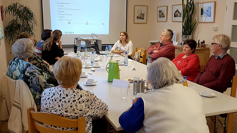 Ein Unterstützungsseminar für pflegende Angehörige von Demenzkranken bot die Fachstelle der Caritas Main-Spessart in Kooperation mit dem MehrGenerationenHaus Binsfeld an. Ein Unterstützungsseminar für pflegende Angehörige von Demenzkranken bot die Fachstelle der Caritas Main-Spessart in Kooperation mit dem MehrGenerationenHaus Binsfeld an.