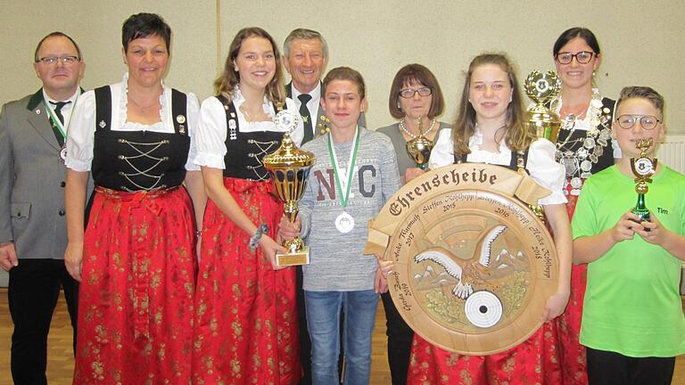 Sieger Ehrenscheibe, 'Er-und-Sie'-Pokal, Bogenpokal und Lichtgewehr (von links): Sportleiter Hubert Winter, Wildbretscheibe Nina Swiercz, 'Er-und-Sie'-Gewinner Laura Swiercz, Horst Kohlhepp, Jonas Heim, Brigitte Kohlhepp, Ehrenscheiben-Gewinnerin Emily Blahusch, Schützenkönigin Vanessa Hahn, Sieger Lichtgewehrschießen Tim Blahusch. Fotos: Heike Kohlhepp - Sieger Ehrenscheibe, 'Er-und-Sie'-Pokal, Bogenpokal und Lichtgewehr (von links): Sportleiter Hubert Winter, Wildbretscheibe Nina Swiercz, 'Er-und-Sie'-Gewinner Laura Swiercz, Horst Kohlhepp, Jonas Heim, Brigitte Kohlhepp, Ehrenscheiben-Gewinnerin Emily Blahusch, Schützenkönigin Vanessa Hahn, Sieger Lichtgewehrschießen Tim Blahusch. Fotos: Heike Kohlhepp Sieger Ehrenscheibe, 'Er-und-Sie'-Pokal, Bogenpokal und Lichtgewehr (von links): Sportleiter Hubert Winter, Wildbretscheibe Nina Swiercz, 'Er-und-Sie'-Gewinner Laura Swiercz, Horst Kohlhepp, Jonas Heim, Brigitte Kohlhepp, Ehrenscheiben-Gewinnerin Emily Blahusch, Schützenkönigin Vanessa Hahn, Sieger Lichtgewehrschießen Tim Blahusch. Fotos: Heike Kohlhepp - Sieger Ehrenscheibe, 'Er-und-Sie'-Pokal, Bogenpokal und Lichtgewehr (von links): Sportleiter Hubert Winter, Wildbretscheibe Nina Swiercz, 'Er-und-Sie'-Gewinner Laura Swiercz, Horst Kohlhepp, Jonas Heim, Brigitte Kohlhepp, Ehrenscheiben-Gewinnerin Emily Blahusch, Schützenkönigin Vanessa Hahn, Sieger Lichtgewehrschießen Tim Blahusch. Fotos: Heike Kohlhepp