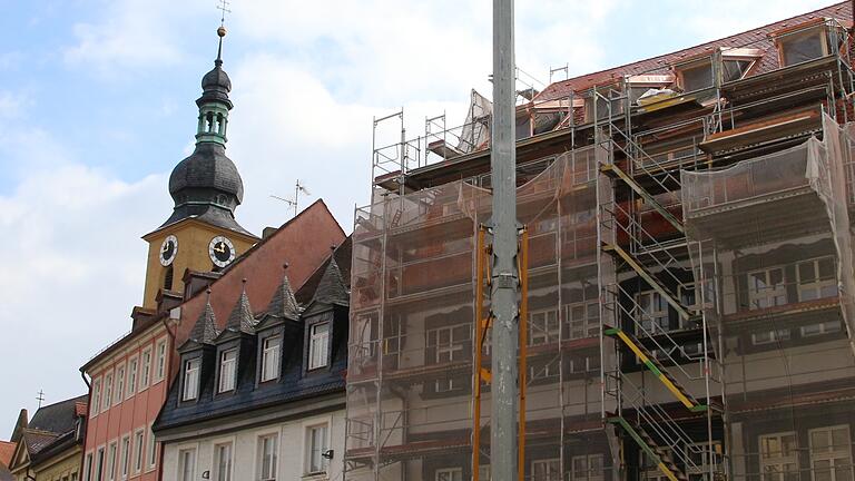 Baustopp am Marktplatz 21 in Kitzingen. Bauunternehmer und Stadtrat Georg Wittmann hat ohne Genehmigung vier Gauben ins Dach des denkmalgeschützten Gebäude einbauen lassen. Baustopp am Marktplatz 21 in Kitzingen. Bauunternehmer und Stadtrat Georg Wittmann hat ohne Genehmigung vier Gauben ins Dach des denkmalgeschützten Gebäude einbauen lassen.