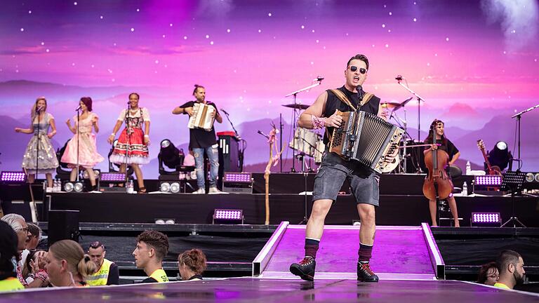 Schlagerstar Andreas Gabalier trat am Samstag vor rund 16.000 Menschen auf dem Platz vor der Würzburger Residenz auf.