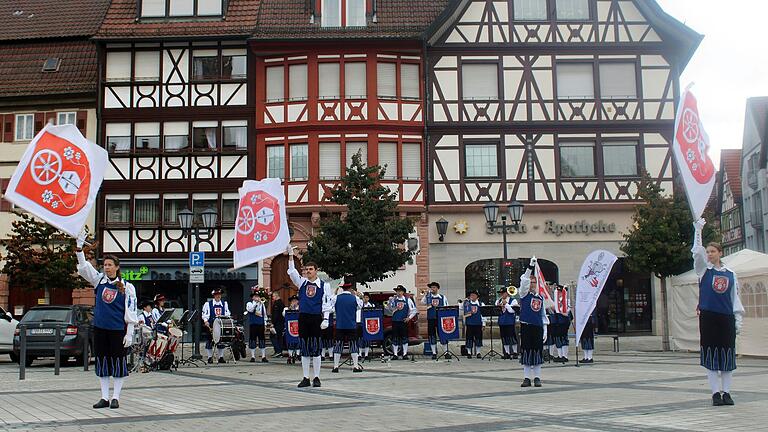 Der Spielmannszug der Freiwilligen Feuerwehr Tauberbischofsheim und die Fahnenschwinger begeisterten das Publikum. Der Spielmannszug der Freiwilligen Feuerwehr Tauberbischofsheim und die Fahnenschwinger begeisterten das Publikum.