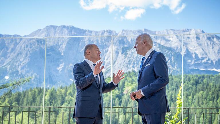Joe Biden und Olaf Scholz auf Schloss Elmau - Bergige Landschaft mit US-Präsident: Biden neben Kanzler Scholz beim G7-Gipfel in Bayern. (Archivbild) Joe Biden und Olaf Scholz auf Schloss Elmau - Bergige Landschaft mit US-Präsident: Biden neben Kanzler Scholz beim G7-Gipfel in Bayern. (Archivbild)