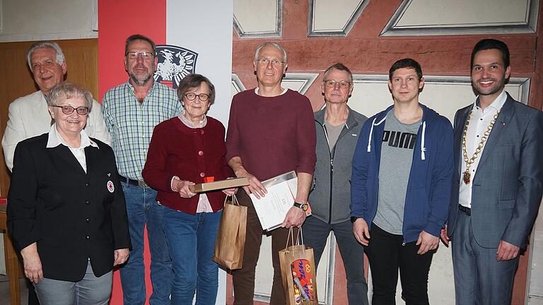 Besondere Ehrung für herausragende Blutspender der Gemeinde (von links): Rudi Deppert mit der BRK-Kreisvorsitzenden Helga Fleischer, Harald Muck, Margitta Richl, Bernd Pohl, Andreas Blesch, Roman Engert sowie Bürgermeister Manuel Kneuer. Besondere Ehrung für herausragende Blutspender der Gemeinde (von links): Rudi Deppert mit der BRK-Kreisvorsitzenden Helga Fleischer, Harald Muck, Margitta Richl, Bernd Pohl, Andreas Blesch, Roman Engert sowie Bürgermeister Manuel Kneuer.