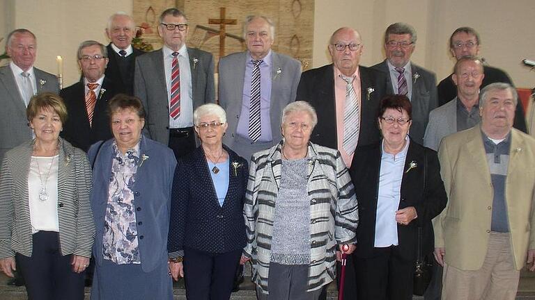 Diamantene Konfirmation feierten die Jahrgänge 1942 und 1943, die Pfarrer Michael Zwanzger 1957 konfirmiert hat.