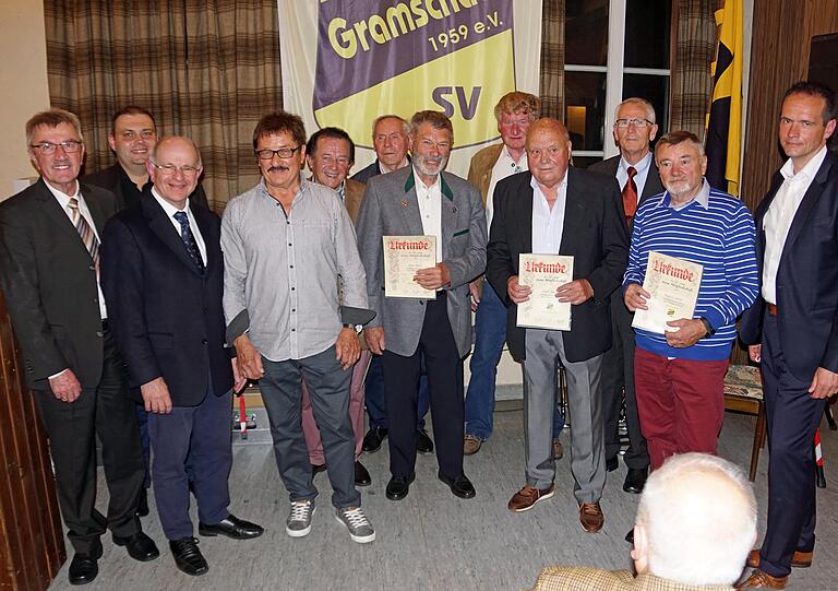 Dank und Ehre für langjährige Mitgliedschaft bei der DJK Gramschatz. Für ihre 60-jährige Treue wurden elf Männer geehrt. Dank und Ehre für langjährige Mitgliedschaft bei der DJK Gramschatz. Für ihre 60-jährige Treue wurden elf Männer geehrt.