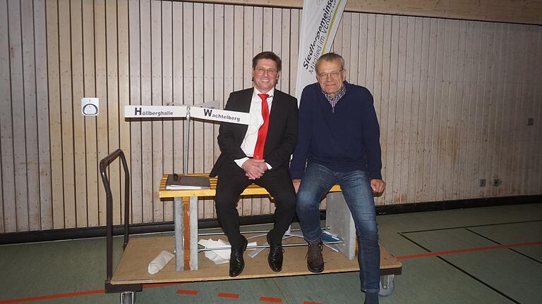 Symbolisch nahmen Bürgermeister René Wohlfart (links) und Herbert Nebel von der Siedlergemeinschaft bei der Bürgerversammlung in Kürnach Platz auf einer Mitfahrbank.