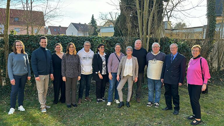 Kreisverband, Gemeinde und das neue VdK-Führungsteam bedankten sich bei den bisherigen Amtsinhabern, darunter Karl-Heinz Fleischer (Zweiter von rechts). Kreisverband, Gemeinde und das neue VdK-Führungsteam bedankten sich bei den bisherigen Amtsinhabern, darunter Karl-Heinz Fleischer (Zweiter von rechts).