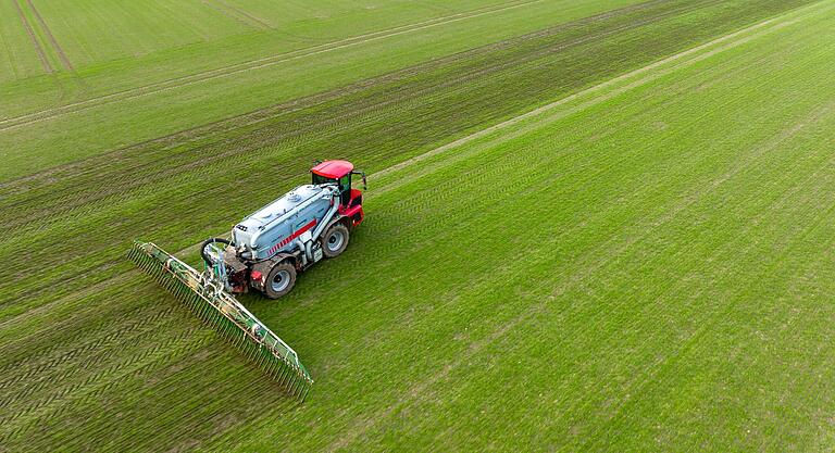 Im Mittelalter wurden Bauern oder Dorfbewohner 'būre' genannt – das ist der Vorgänger des heutigen Nachnamens Bauer. Im Mittelalter wurden Bauern oder Dorfbewohner 'būre' genannt – das ist der Vorgänger des heutigen Nachnamens Bauer.