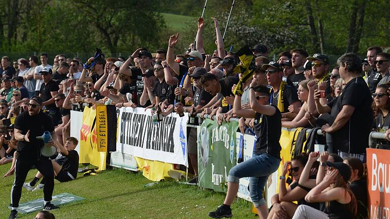 Sorgten für mächtig Stimmung: die über 100 Fans des TSV Ettleben.