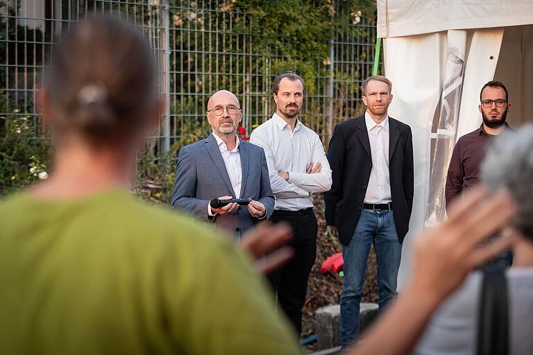 Unter anderem Armin Lewitz von der WVV beantwortet technische Fragen beim 'Meet &amp; Greet' an der neuen PV-Anlage am Hochbehälter Galgenberg am Donnerstag 19.09.24 in Würzburg/ Frauenland.