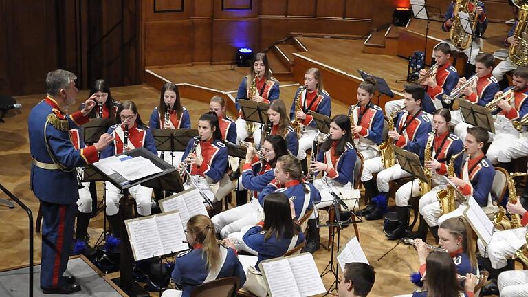 Spritzig, konzentriert und spielfreudig präsentierte das Jugendmusikkorps der Stadt Bad Kissingen seine musikalische Bütt.  Fotos: Peter Klopf       -  Spritzig, konzentriert und spielfreudig präsentierte das Jugendmusikkorps der Stadt Bad Kissingen seine musikalische Bütt.  Fotos: Peter Klopf