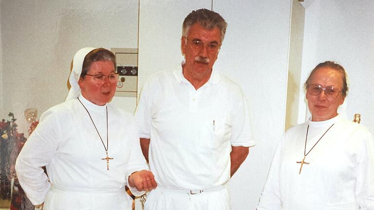 Chefarzt Dr. Otto Reichert mit zwei Erlöserschwestern im Krankenhauses St. Josef. Chefarzt Dr. Otto Reichert mit zwei Erlöserschwestern im Krankenhauses St. Josef.
