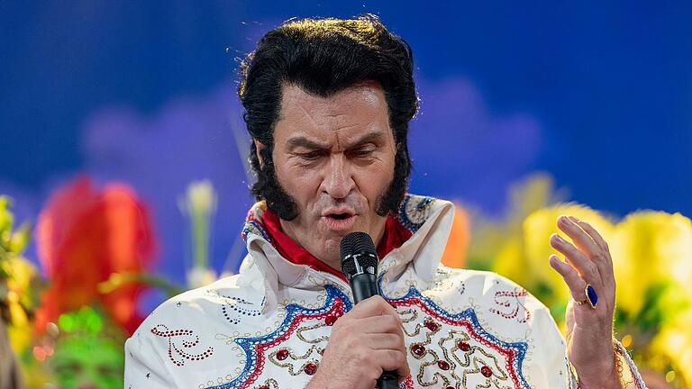 Gab den Elvis mit vollem Einsatz: Bayerns Ministerpräsident Markus Söder nach der Live-Sendung von 'Fastnacht in Franken'. Gab den Elvis mit vollem Einsatz: Bayerns Ministerpräsident Markus Söder nach der Live-Sendung von 'Fastnacht in Franken'.