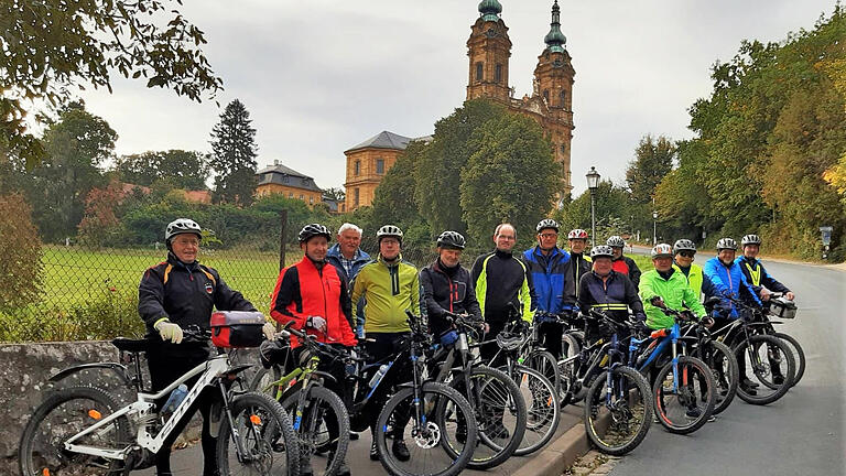 15 Freizeitsportler des RSV Wollbach starteten morgens um 8 Uhr coronabedingt mit einem Jahr Verspätung zu ihrer 20. Radwallfahrt nach Vierzehnheiligen. Wie üblich gab es die erste Pause in Unteressfeld. Bei dem Kreuz an der ehemaligen innerdeutschen Grenze zwischen Zimmerau und Rieth folgte der nächste Stopp. An diesem geschichtsträchtigen Ort sprach Rudolf Schmitt, Organisator der Tour, ein Gebet. Dieses stellte er unter das Motto der Vierzehnheiligenwallfahrten des Jahres 2021: 'Gott gab uns Atem, um zu leben'. In Vierzehnheiligen fand eigens für die wenigen anwesenden Wallfahrer um 18 Uhr eine Wallfahrtsmesse statt. Am Sonntag machten sich die Wallfahrer nach dem Frühstück mit ihren Fahrrädern auf den Heimweg. Gegen 15 Uhr kamen alle wohlbehalten wieder in Wollbach an: Gerhard Fiedler, Arthur Fiedler, Richard Benkert, Robert Jahn, Gerd Heller, Alexander Bauer, Alfons Pfeuffer, Heribert Manger, Jürgen Werner, Bernhard Kraus, Peter Werner, Uwe Uhlein, Günter Brosch, Klemens Werner (Auf dem Bild fehlt: Rudolf Schmitt).