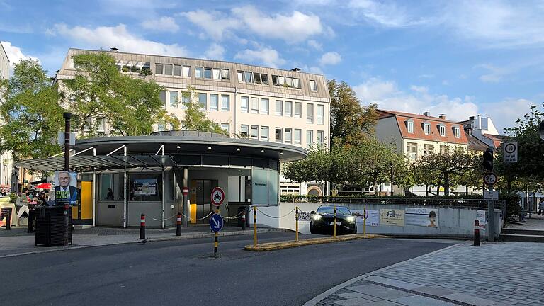 Die Tiefgarage Georg-Wichtermann-Platz liegt zentral in der Innenstadt. Seit Januar 2024 wird sie saniert. Die Tiefgarage Georg-Wichtermann-Platz liegt zentral in der Innenstadt. Seit Januar 2024 wird sie saniert.