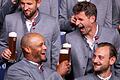 Paulaner Lederhosen-Shooting beim FC Bayern       -  Gut gelaunt aufs Oktoberfest: Bayern-Trainer Vincent Kompany (l) und Thomas Müller prosten sich zu.