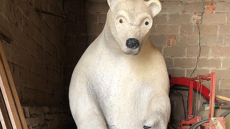 Noch wartet die drei Meter große Eisbär-Figur in einer Scheune auf ihren Auftritt bei der Eisbärparty an Fasching in Euerbach. Noch wartet die drei Meter große Eisbär-Figur in einer Scheune auf ihren Auftritt bei der Eisbärparty an Fasching in Euerbach.