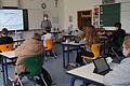 Digitalisierung an der Grund- und Mittelschule Theres: Im Klassenzimmer von Lehrer Tobias Lamm arbeiten die Schüler mit iPads. Dadurch werden auch ihre Antworten auf seine Fragen in seiner Präsentation angezeigt.