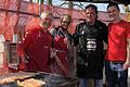 Dieser Bratwurststand beim Spiel TSV Aubstadt gegen 1860 München war prominent besetzt: Aubstadts Bürgermeister Burkhard Wachenbrönner (von links), Margit Schlembach, Sulzfelds Bürgermeister Jürgen Heusinger und Florian Mucha, Pfarrer von Aubstadt.