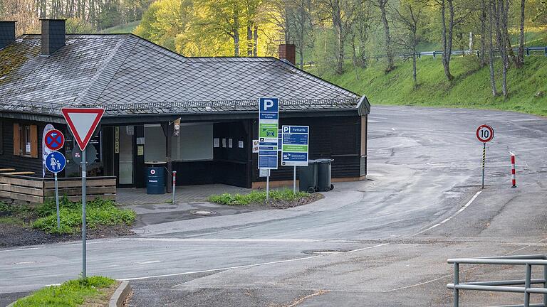 Aus dieser Perspektive scannt die Kamera am Parkplatz des Kloster Kreuzbergs die einfahrenden Fahrzeuge. Das Kassenhäuschen hat ausgedient. Aus dieser Perspektive scannt die Kamera am Parkplatz des Kloster Kreuzbergs die einfahrenden Fahrzeuge. Das Kassenhäuschen hat ausgedient.